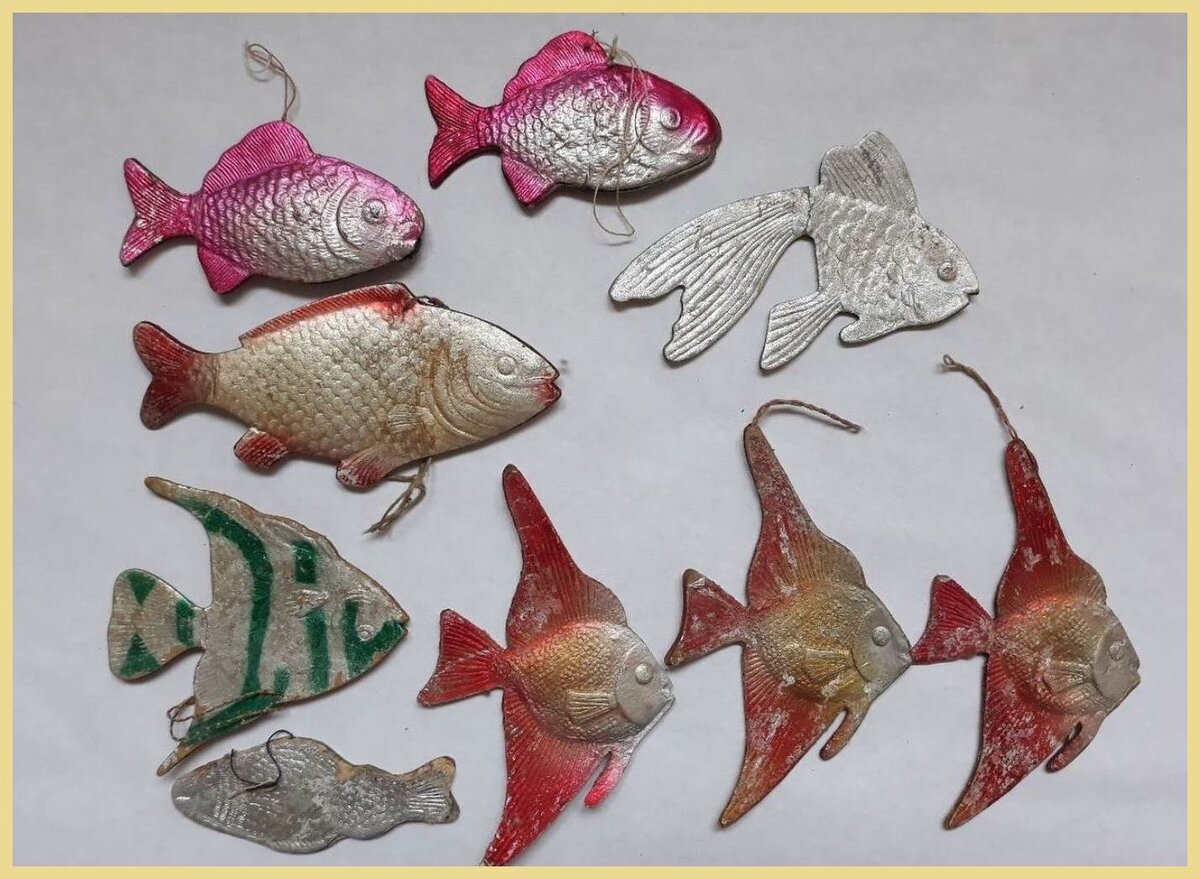 Ёлочные игрушки картонажи сср. Дрезденский картонаж елочные игрушки. Дрезденский картонаж. Дрезденская елочная игрушка. Елочная игрушка картон ссср.