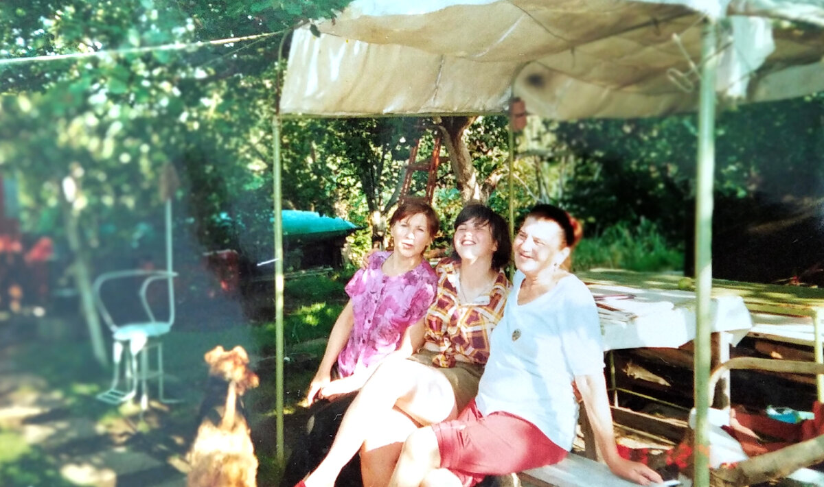 Седьмой класс, я с бабушкой и теткой. 