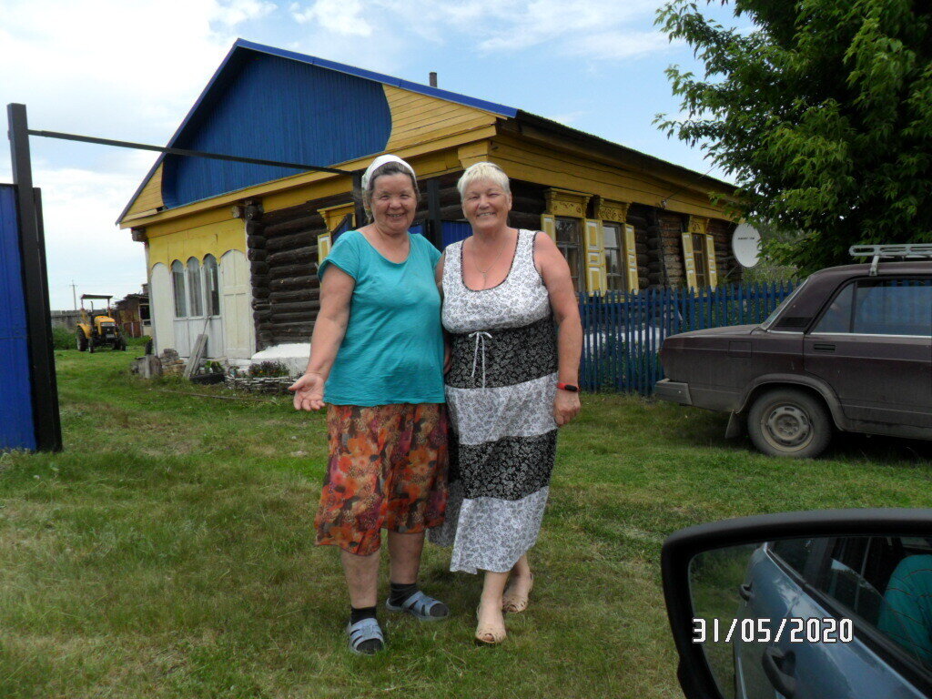 Младшая сестра Хадича Гилимьянова и Нина Глушкина возле дома родителей. Так выглядит дом после капитального ремонта. Летом его используют как дачу.