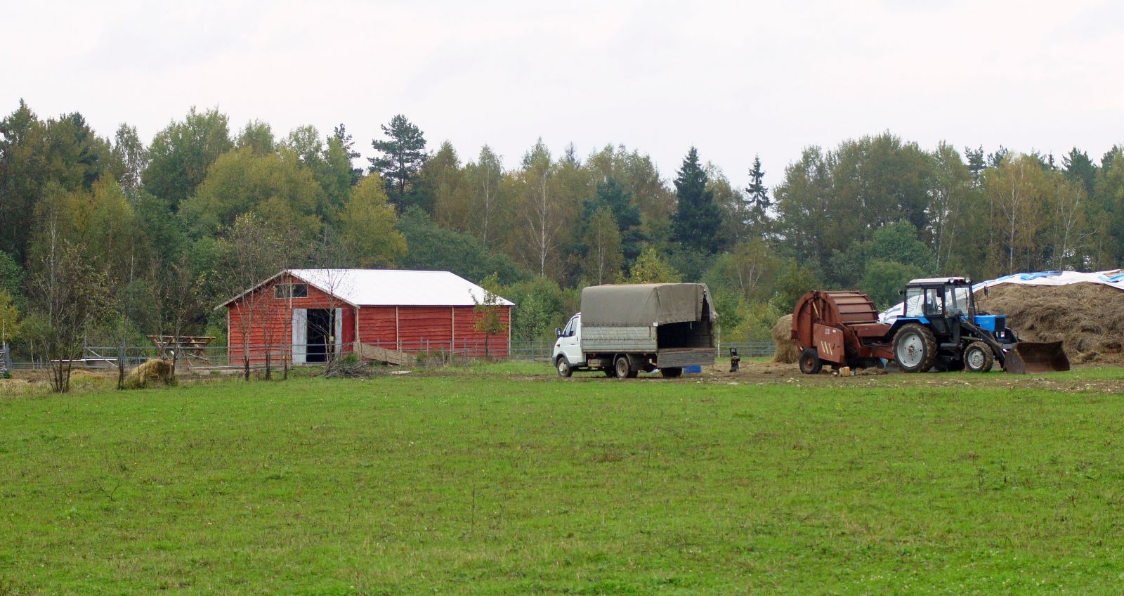 Farm русскими. Небольшое фермерское хозяйство. Малые фермерские хозяйства. Фермерское хозяйство в деревне. Сельскохозяйственные и фермерские комплексы.