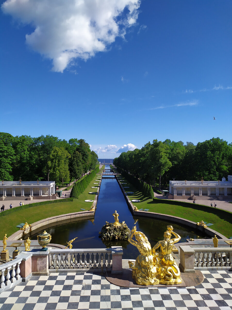 Фонтаны Петргофа до их включения (до 10 утра)/ фонтаны после