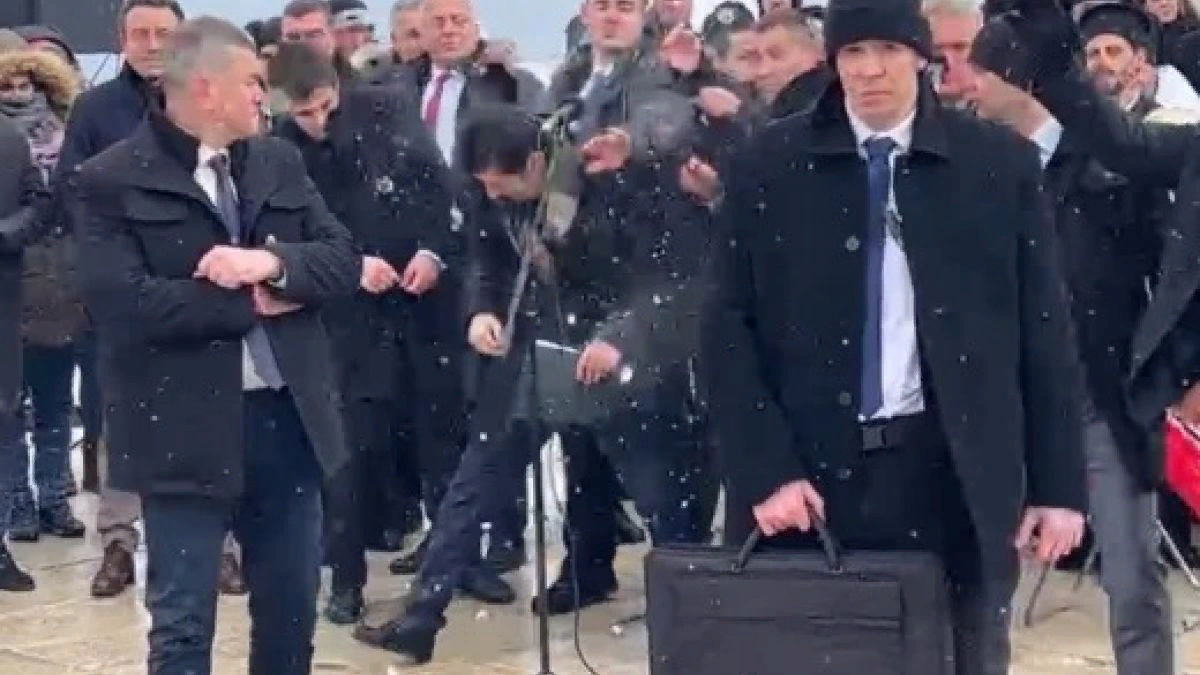 https://fakti.bg/bulgaria/658222-s-vikove-ostavka-i-sas-snejni-topki-posreshtnaha-kiril-petkov-na-vrah-shipka-video-i-snimki