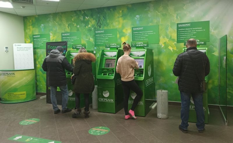 24 и 25 февраля к банкоматам выстраивались очереди, но к понедельнику они закончились