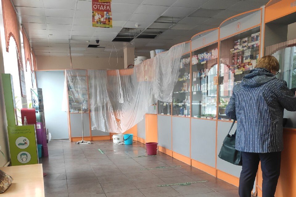     Потолок не выдержал натиска небесной канцелярии. Фото: vk.com/goodmurmansk