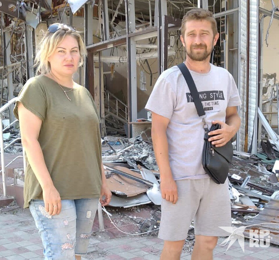     Аня и Саша у бывшего офиса в самом центре Мариуполя. Фото: Борис ВИШНЕВСКИЙ