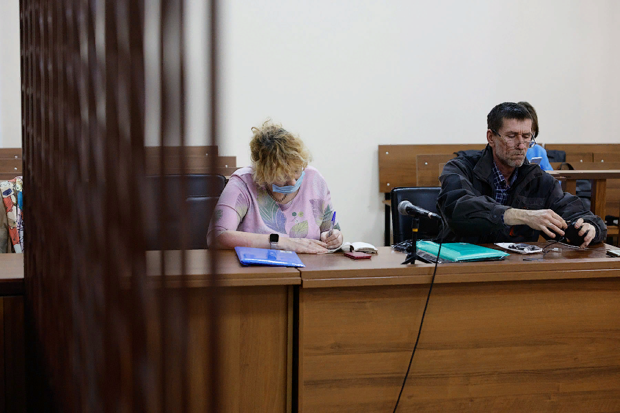 "Герой" статьи, со своим адвокатом. Приговор ещё не вступил в силу, но уже понятно, что сторона защиты будет его обжаловать и у неё есть основания. / автор фото: Виталий Невар / Новый Калининград//