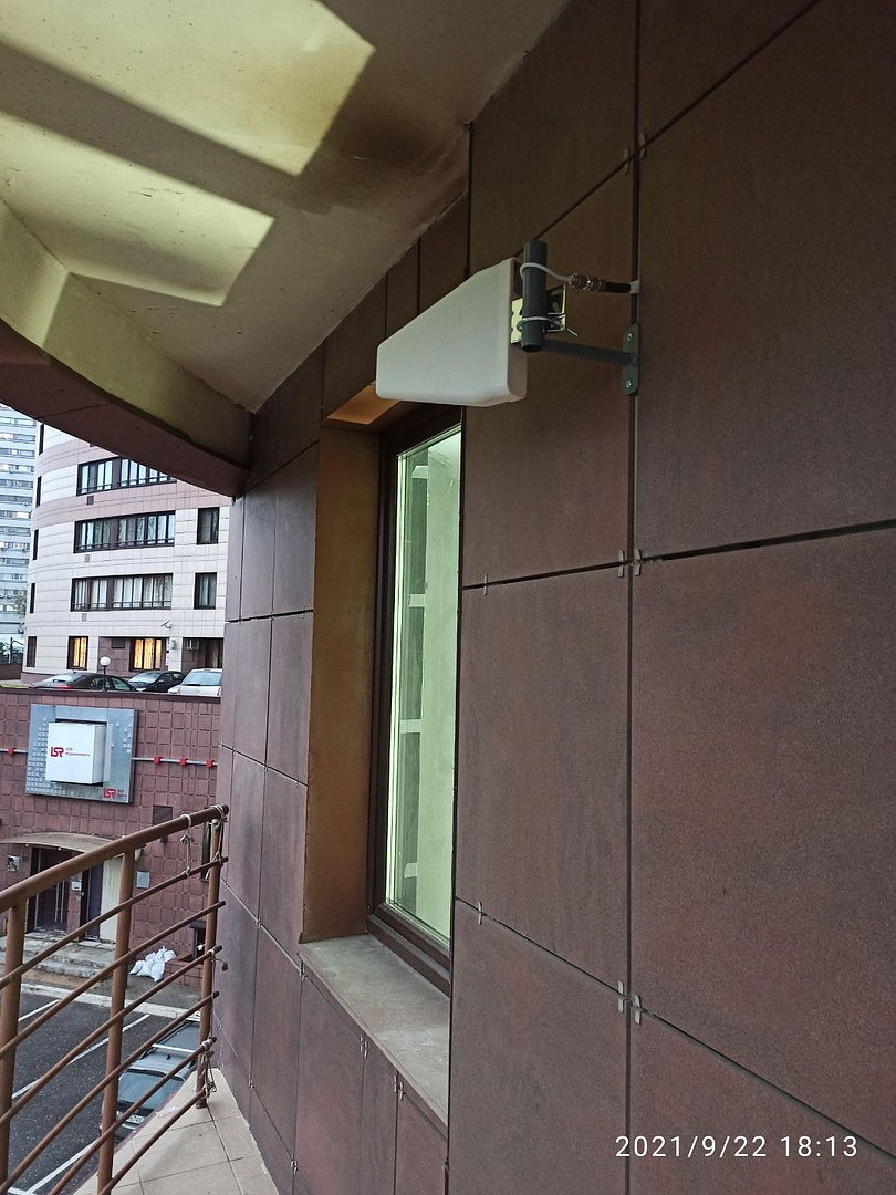 Внешнюю антенну прикрепили на кронштейне к фасаду дома.  