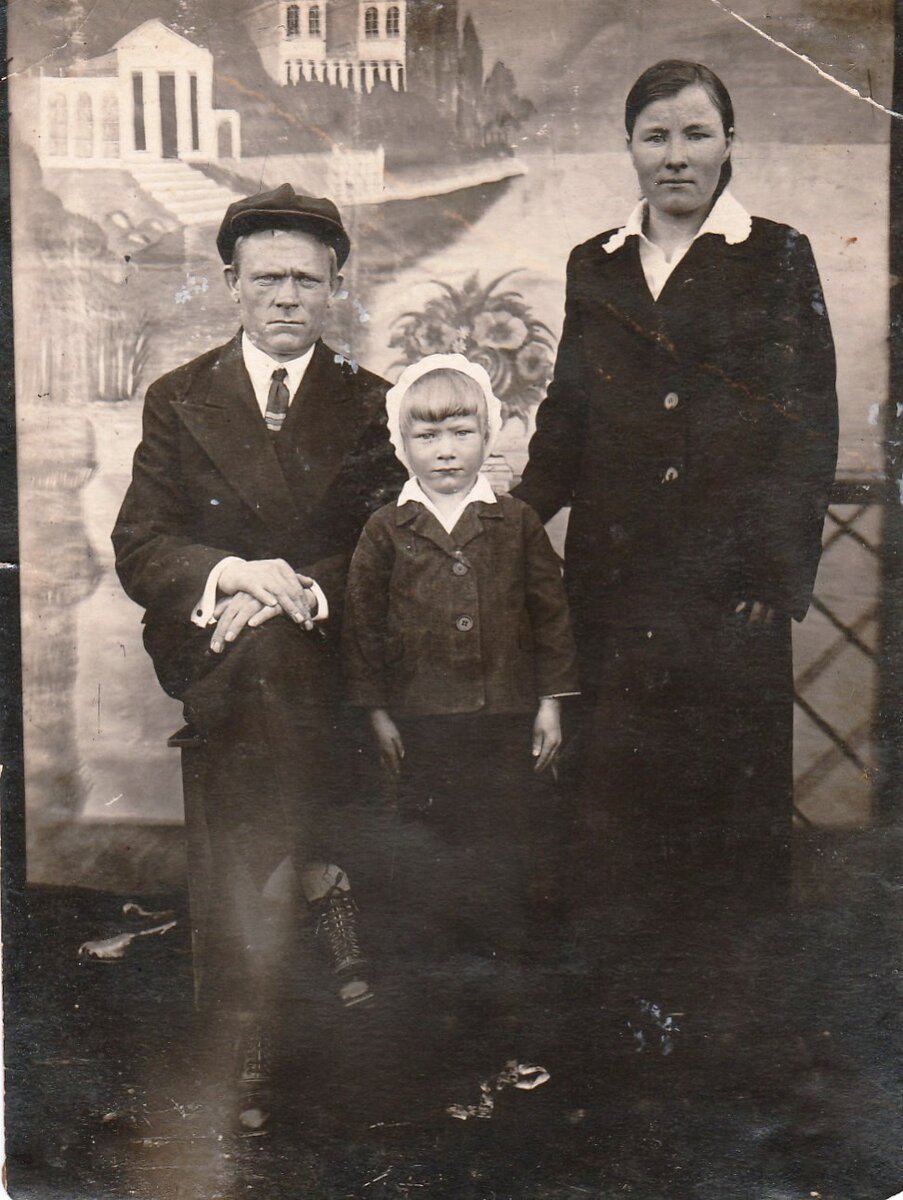 Иван и Дарья Щербины и их дочь Тоня