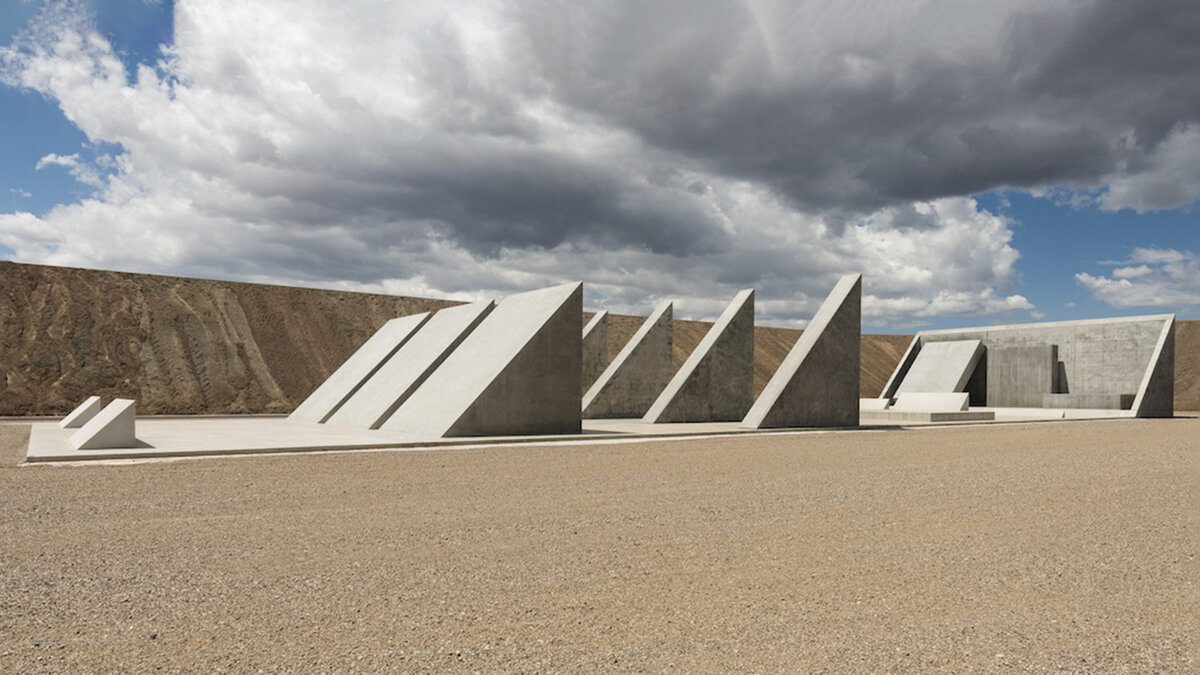     Майкл Хейзер, инсталляция «Город» (Фото BEN BLACKWELL / MICHAEL HEIZER AND TRIPLE AUGHT FOUNDATION)