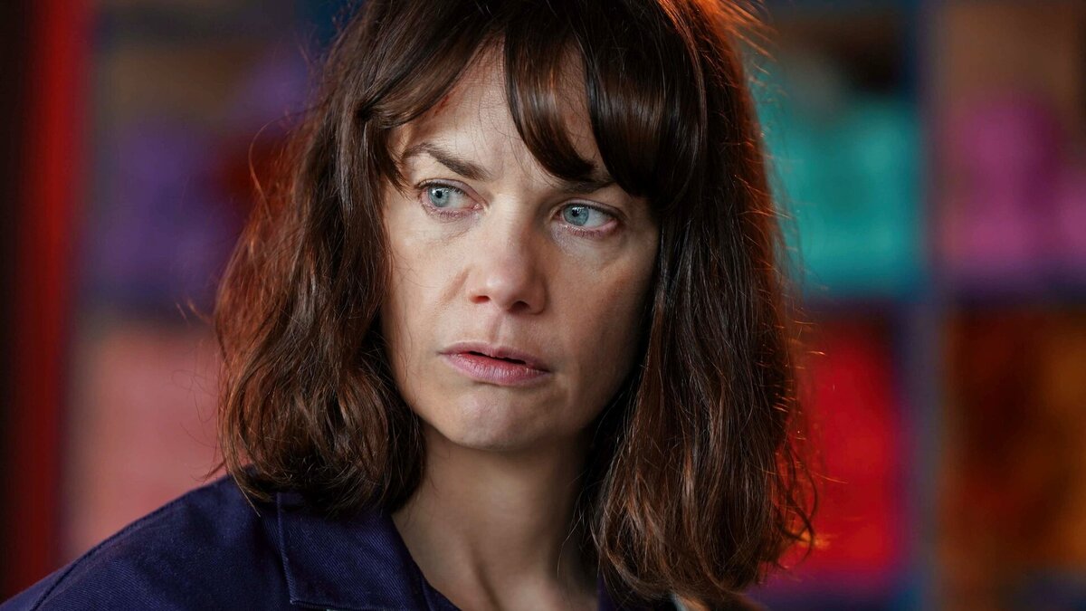 Кадр из сериала "Женщина в стене"