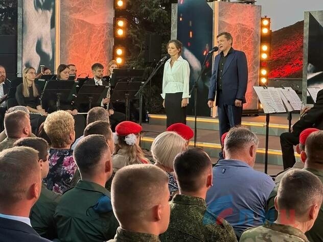 Праздничный концерт к 80-летию освобождения Луганска от фашистских захватчиков. Ведущие - Полина Агуреева и Алексей Вертков. lug-info.com