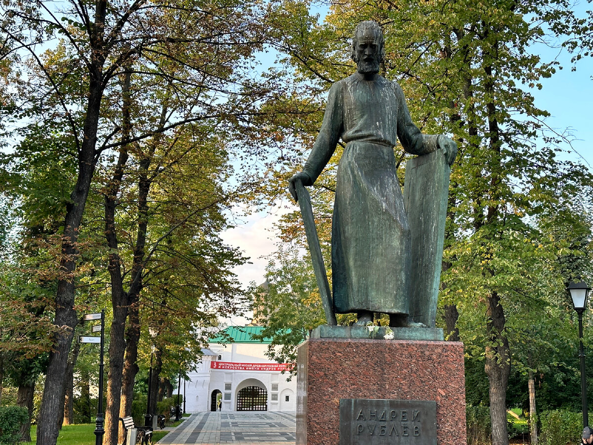Сквер перед входом