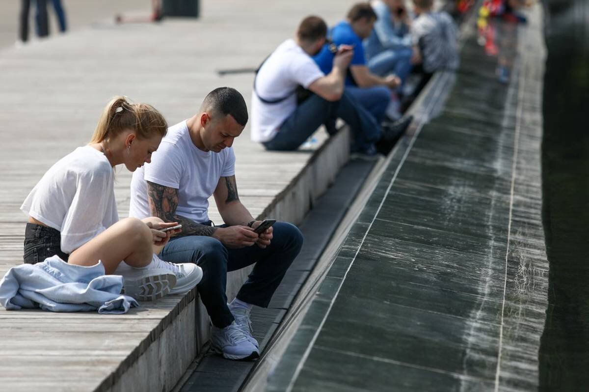 провожала в москве. жители устроили стихийные мемориалы в память о далере бобиеве. люди смотрят парад. москва сейчас фото. москва шаар.