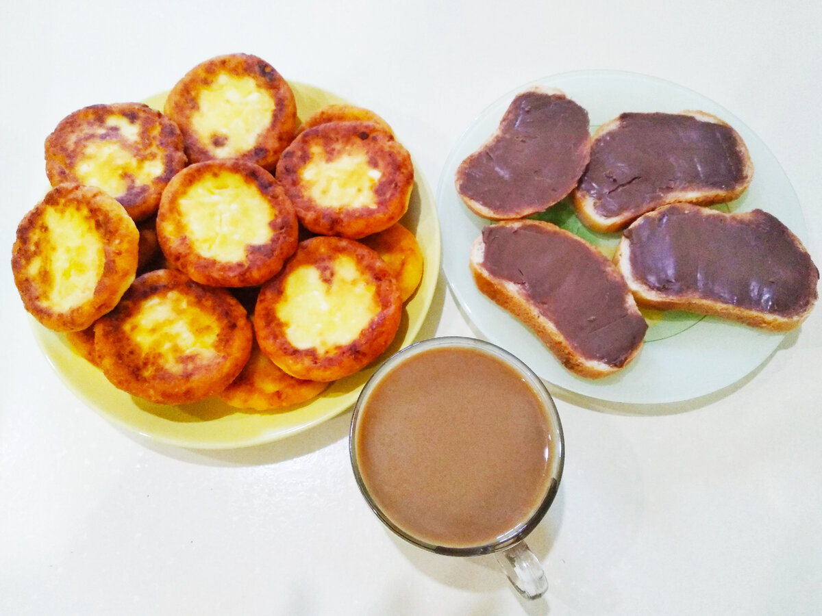 Сырники (сама делала, не покупные), бутерброды с шоколадным маслом, кофе, чай.