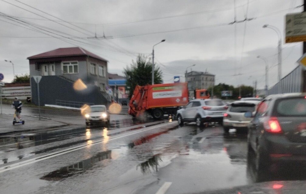 В Красноярске из-за ДТП пробка сковала улицу. Мусоровоз 