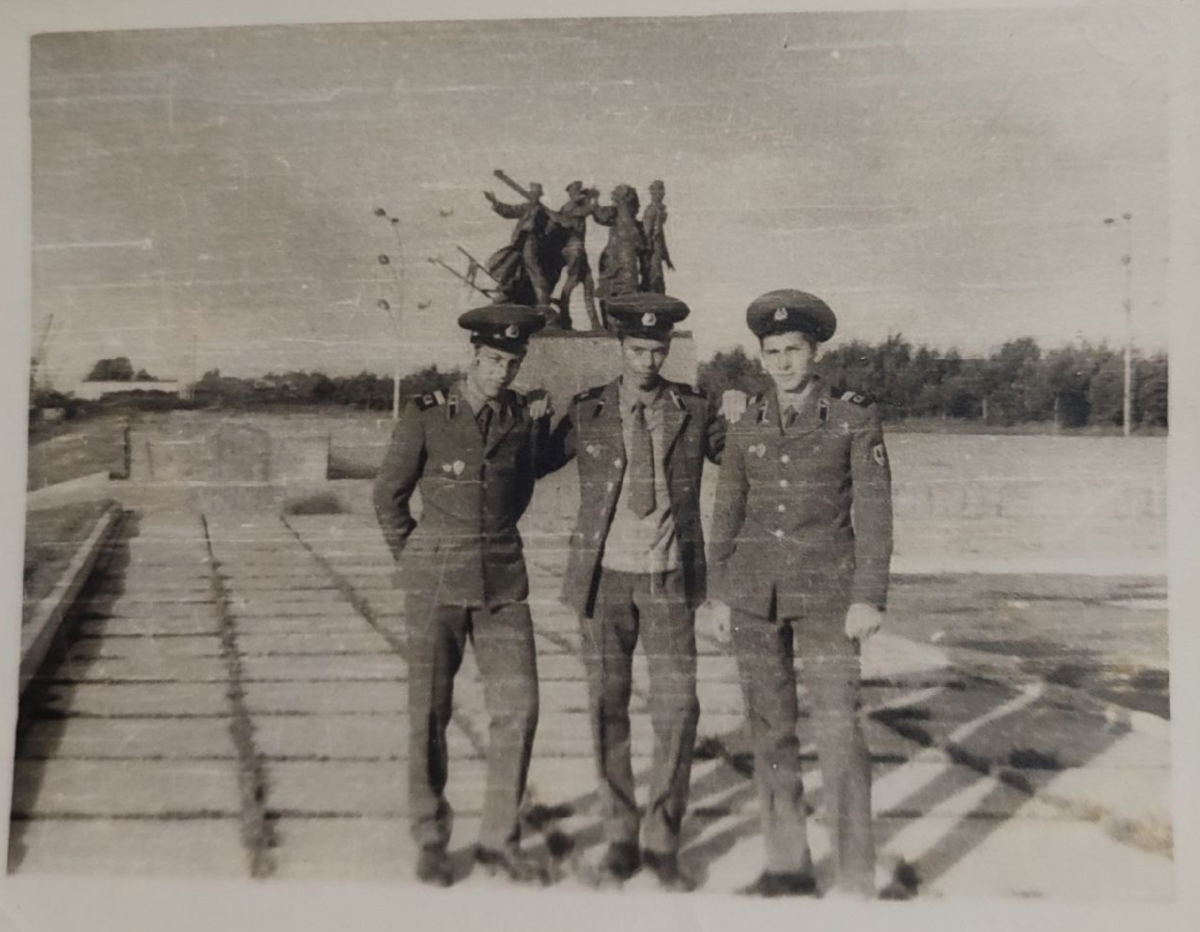 - друзья-товарищи: грузин, русский и украинец (фото автора канала) -