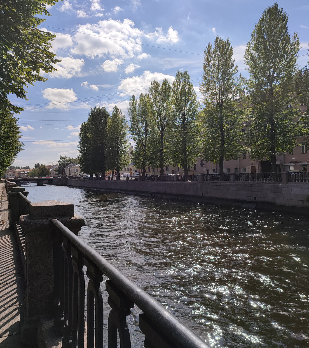 Крюков канал. Начинается у Фонтанки и заканчивается у площади Труда и Новой Голландии. Или наоборот!