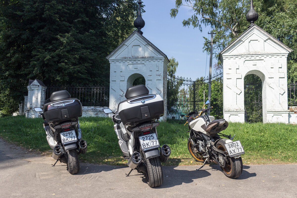 Наша колонна. На одном из этих мотоциклов потом погибнет Болт