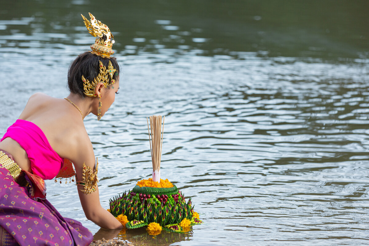 Фото: <a href="https://ru.freepik.com/free-photo/asia-woman-in-thai-dress-traditional-hold-kratong-loy-krathong-festival_10991062.htm#page=3&query=Loy%20Krathong&position=9&from_view=search&track=ais">Изображение от jcomp</a> на Freepik