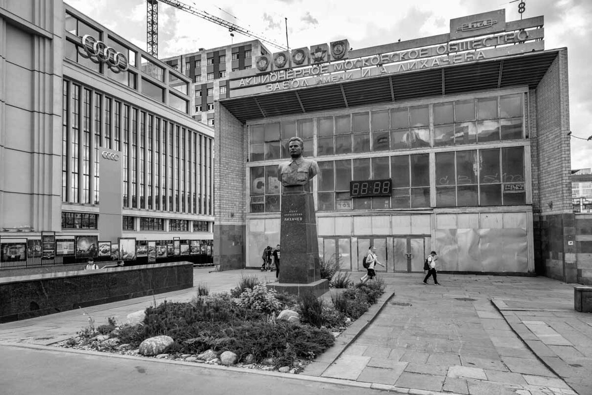 Вторая проходная и памятник директору Ивану Лихачеву — то немногое, что осталось сегодня от ЗИЛа