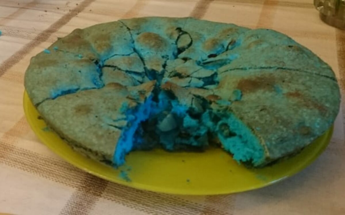 Шарлотка по бабушкиному рецепту, только с добавлением пищевого красителя