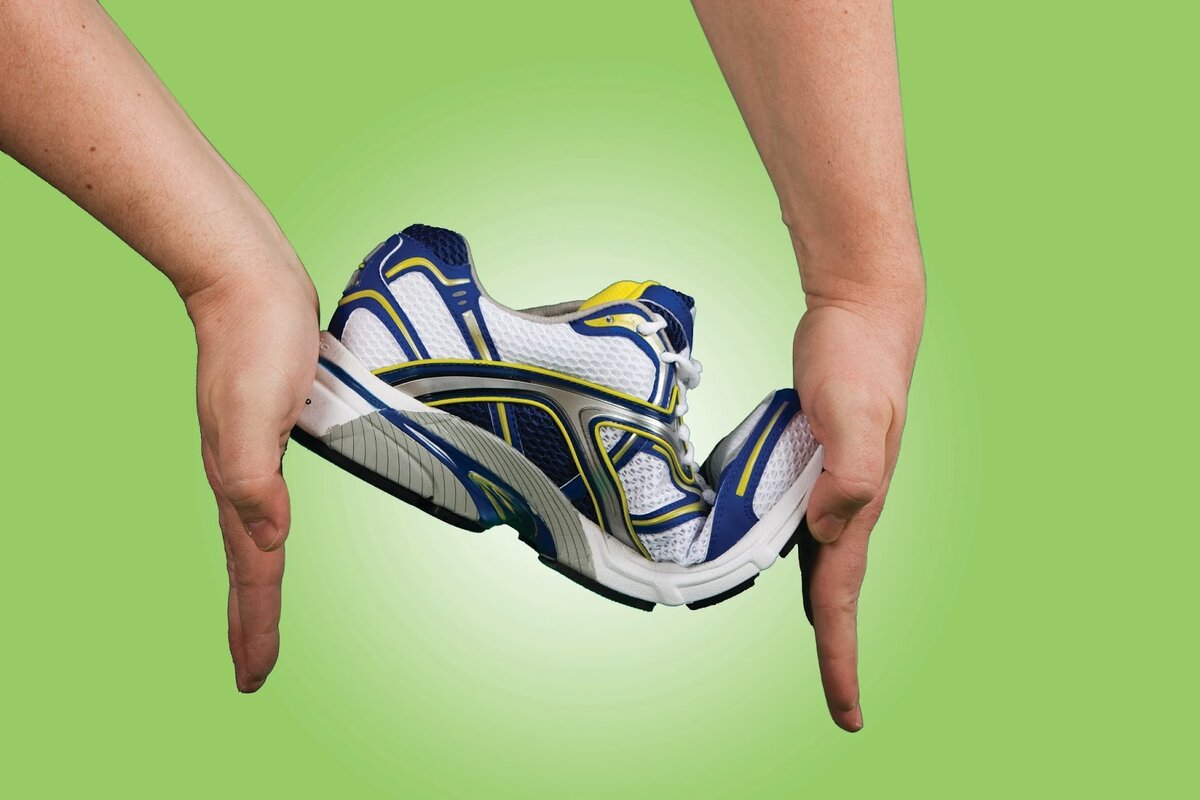 При выборе обуви обращайте внимание на гибкость подошвы.