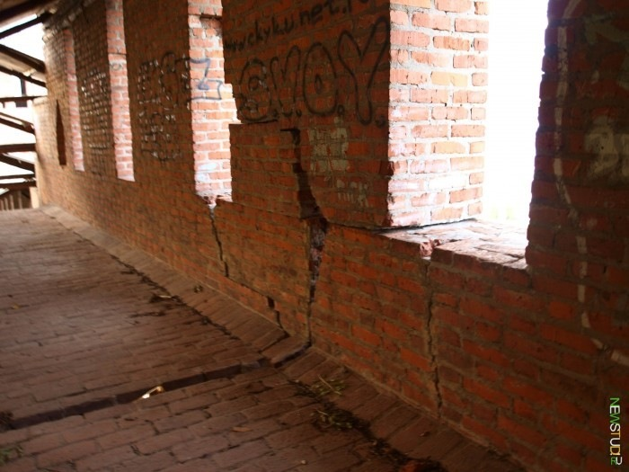 28 апреля 2012 г. Снова к Зачатской башне. Кадры не мои: http://www.skyscrapercity.com/showthread.php?t=1366667&page=20. Добрались до арок проезда. Справа, за берёзой, виден вход в башню.-20