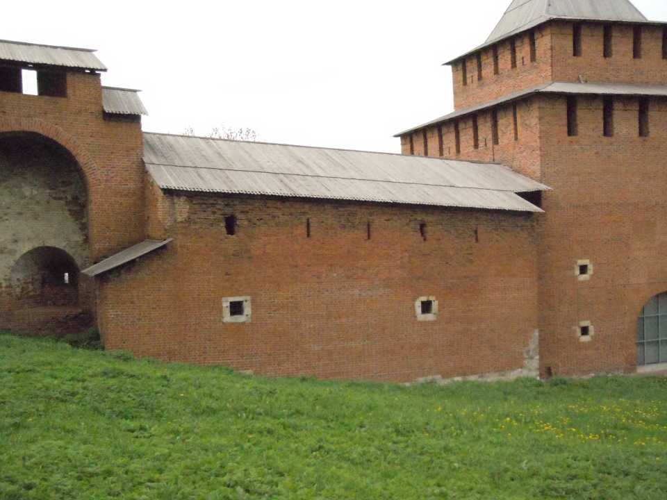 28 апреля 2012 г. Снова к Зачатской башне. Кадры не мои: http://www.skyscrapercity.com/showthread.php?t=1366667&page=20. Добрались до арок проезда. Справа, за берёзой, виден вход в башню.-22