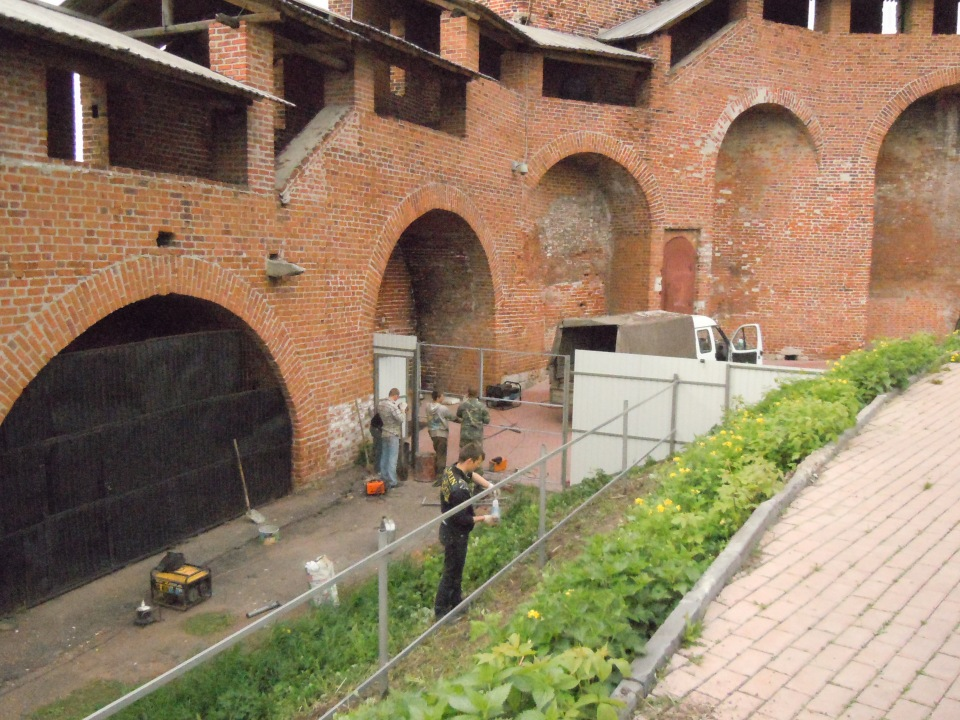 28 апреля 2012 г. Снова к Зачатской башне. Кадры не мои: http://www.skyscrapercity.com/showthread.php?t=1366667&page=20. Добрались до арок проезда. Справа, за берёзой, виден вход в башню.-24