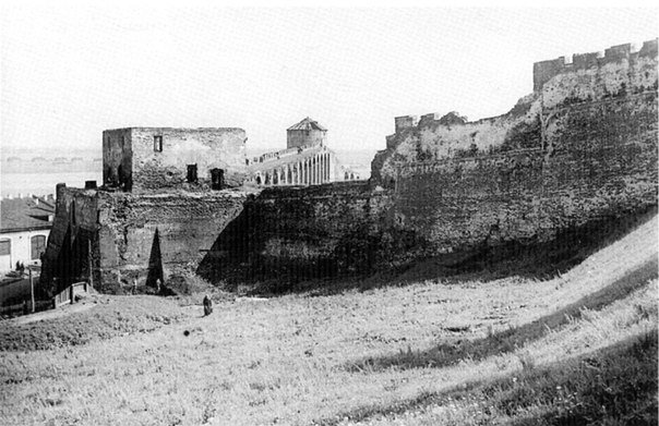  6 октября 2013 г. Газета «Pro Город» от 7 сентября 2013 г. писала: «Налажен свободный проход через Зачатьевскую башню (0+).-24