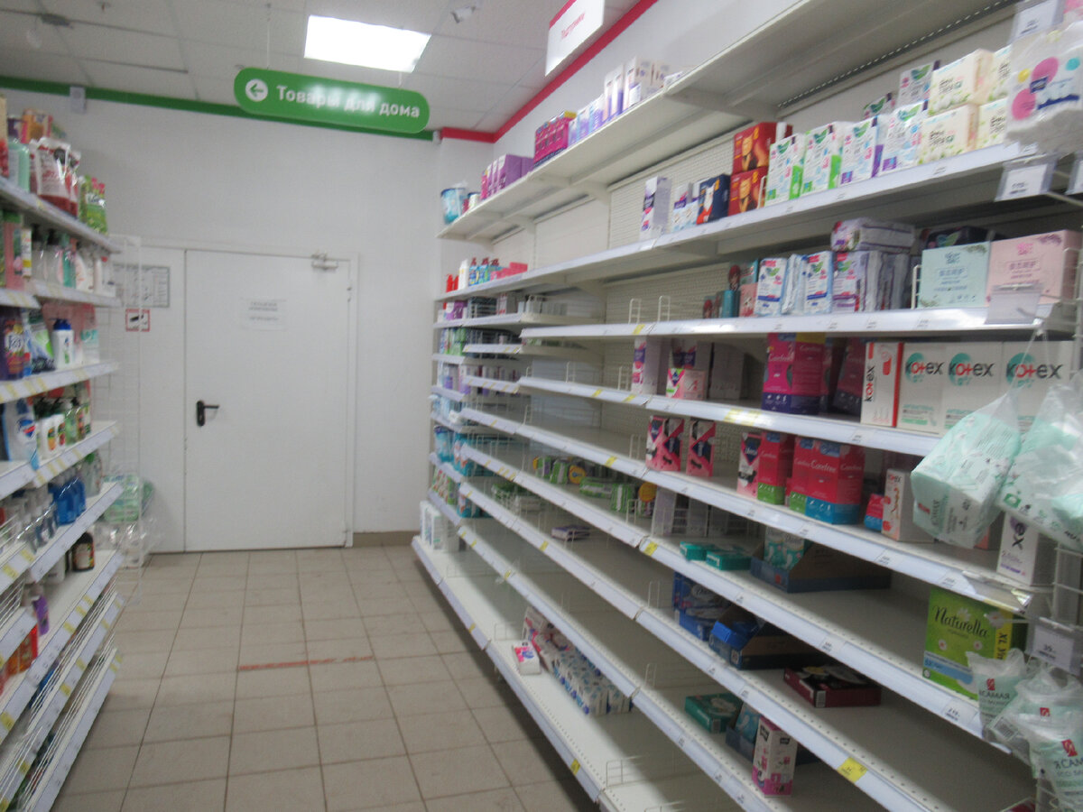 Полки с товарами женской гигиены в Магнит Косметик в Туле, фото автора