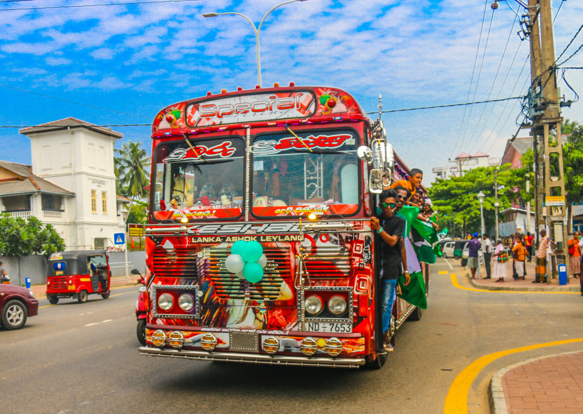 Крейзи бас шри ланка. Crazy Bus Шри Ланка. Автобусы на Шри Ланке. Шри-ланкийский автобус. Общественный транспорт Шри Ланка автобус.