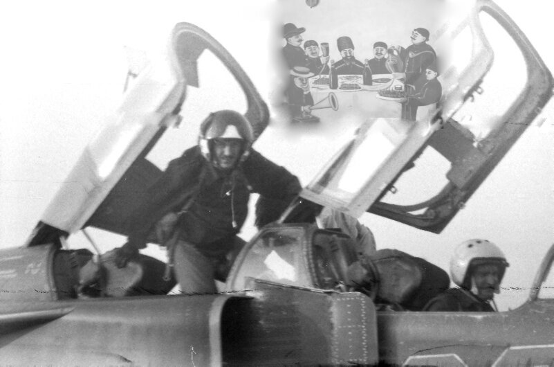 Дорвался до задней кабины. Проверяю своих лётчиков и на спарке МиГ-23УБ и на МиГ-29УБ. Коллаж автора.