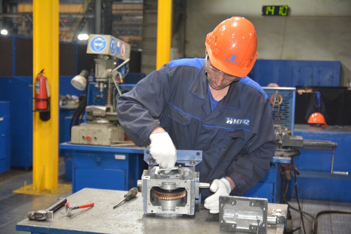 Сервисный центр по ремонту инструмента. Ремонтник волгоград. Ремонтировщик плоскостных сооружений. Алмалыкский горно-металлургический комбинат. Ремонтник волгоград.