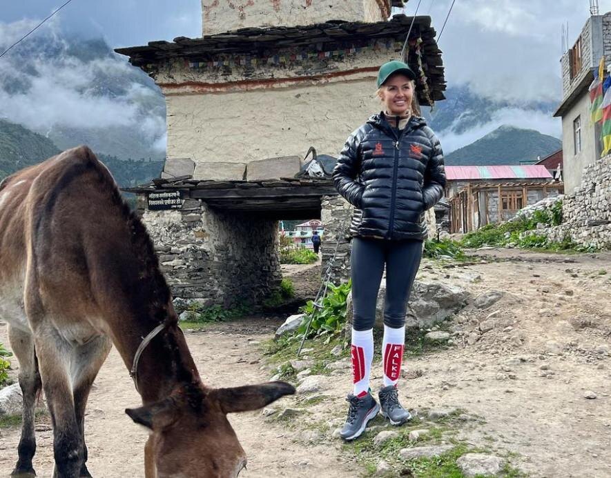    42-летняя Виктория Боня продолжает в ежедневном режиме отчитываться перед поклонниками о своем восхождении на 8-километровую гору Манаслу в Гималаях