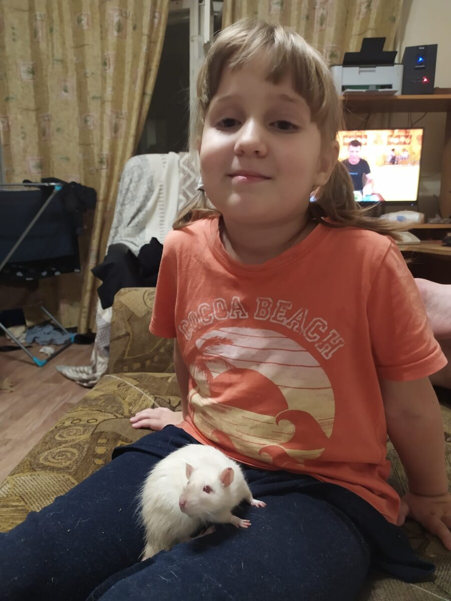 Старшая дочка и Снежок.