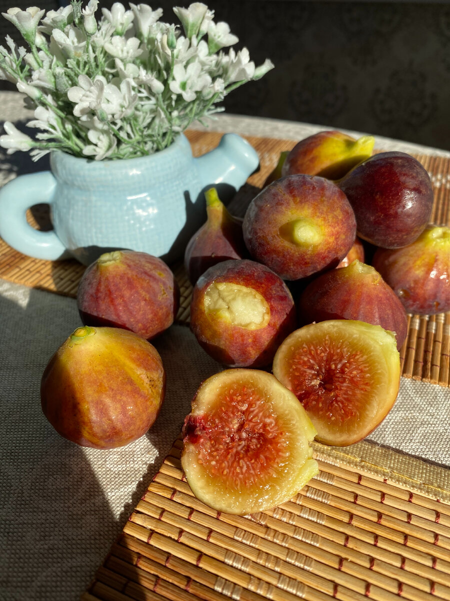 
Следовательно, и свойства у него не такие, как у ягод и фруктов.

Да, он содержит немало сахара и фруктозы. Но в нем много волокон, поэтому сахара медленно всасываются в кровь.

Но, самое главное, в нем куда меньше лектинов! Помним про эти антинутриенты?

Лектинов много в зёрнах, так растения берегут себя от поедания. У птиц, например, есть защитные механизмы, потому есть зерна без негативных последствий им можно. А вот человеку нет.
Мы - вид, которому полагается есть листовые овощи.

Потому-то инжир не вызывает воспалительного ответа и разрешён в аутоиммунном протоколе. Безусловно, в определённой дозировке, помним про сахара.

Но благодаря тому же сахару инжир - суперфуд для астеников, людей вата-доши и с синдромом уставшим надпочечников. Естественно, без фанатизма.

В инжире также много минералов, прежде всего калия.

Однако в сушёном виде он теряет все свои преимущества, зато сохраняет сахара, плюс добавляет диоксид серы, которым щедро отрабатывают сухофрукты)

Ловите момент и ешьте свежие инжиры, пока сезон! Дорога ложка к обеду.

#nutrition #нутрициологминск #инжир #healthyfood #минск #беларусь