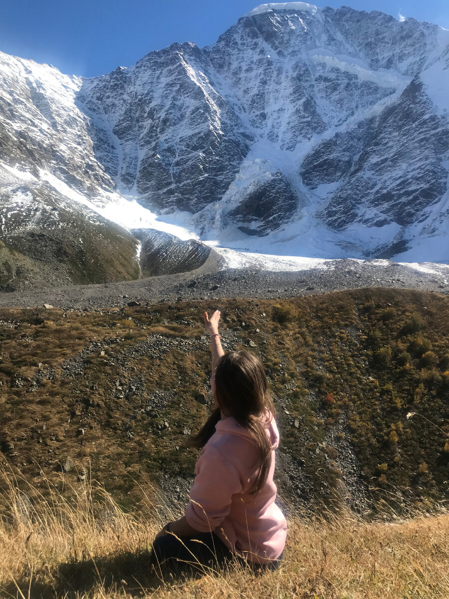 На фото я на фоне  Главного Кавказского хребта. 