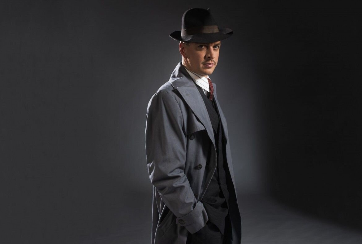 Рудольф Силарайс - Янис Вимба. Фото: Гиртс Рагелис. Латвийский телесериал "Рыжий лис". Рудольф Силарайс – правая рука посланника Карлиса Зариньша. Как он сам говорит - летчик по призванию и дипломат по долгу службы. Силарайс — бывший офицер ВВС Латвии. Во время войны служил в авиационном легионе Люфтваффе «Латвия».  Рудольфс Силарайс — начальник латышского отделения Балтийского отделения британской военной службы. Его задача – подобрать и завербовать подходящих кандидатов для запланированных операций в Латвии. Высшей целью своей жизни Рудольф видит возвращение «Потерянного рая – Латвии». Ради этого он готов пожертвовать как собственной жизнью, так и жизнью своих соотечественников.