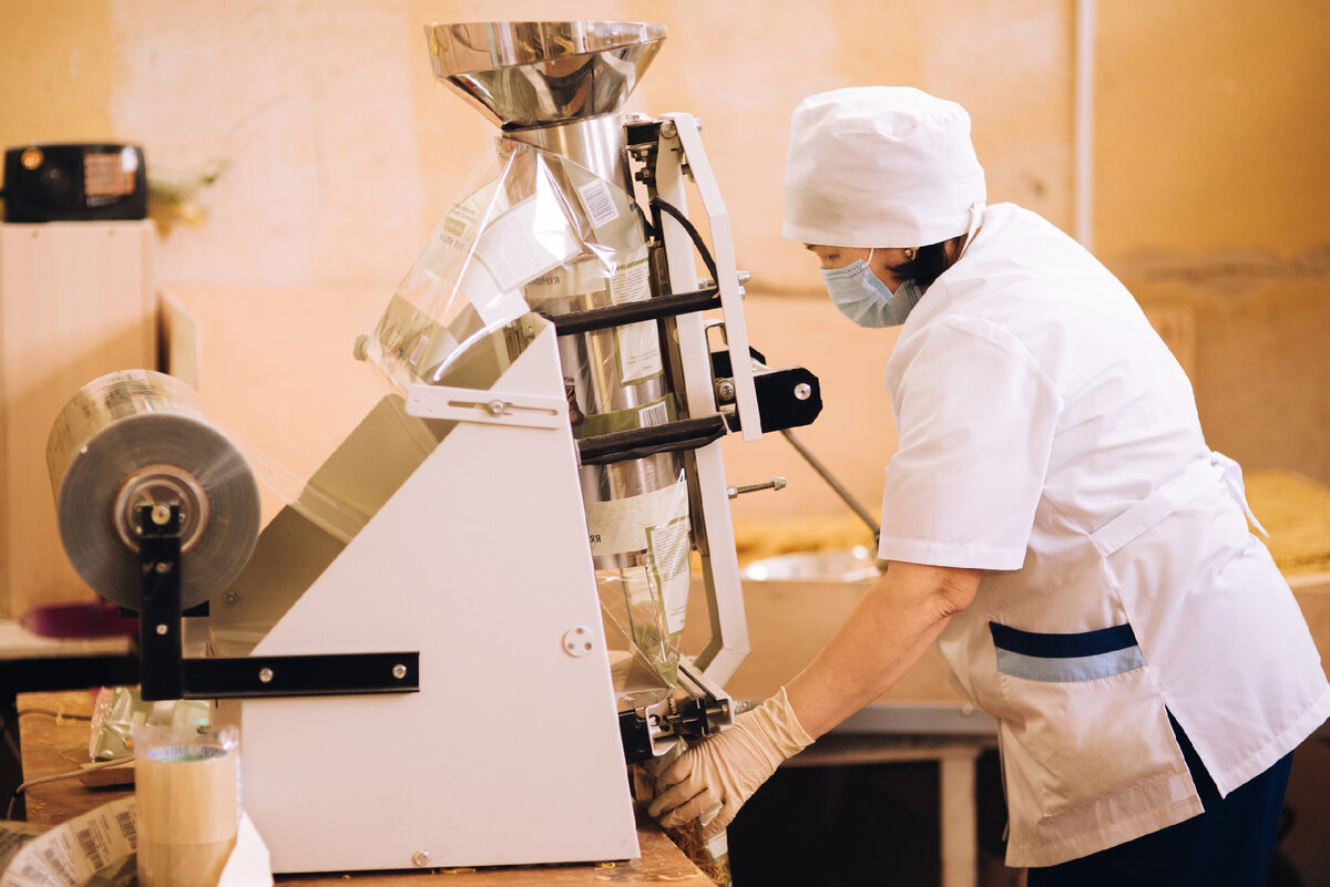 Фасовка лапши на перепелиных яйцах Андреевское подворье