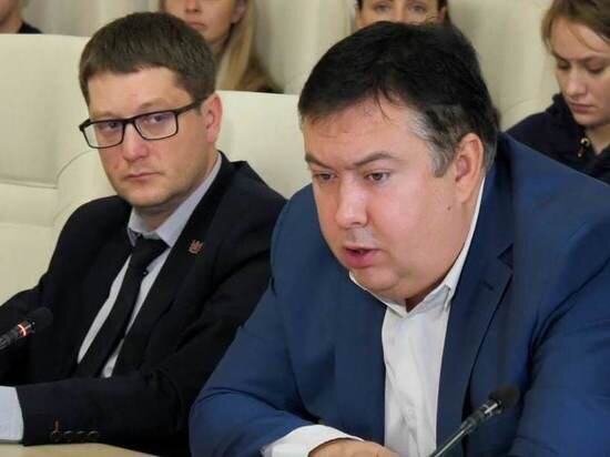     На фото: зампредседателя комитета по природопользованию Иван Казаков (слева) и гендиректор АО «Управляющая компания по обращению с отходами в Ленинградской области» Антон Бучнев