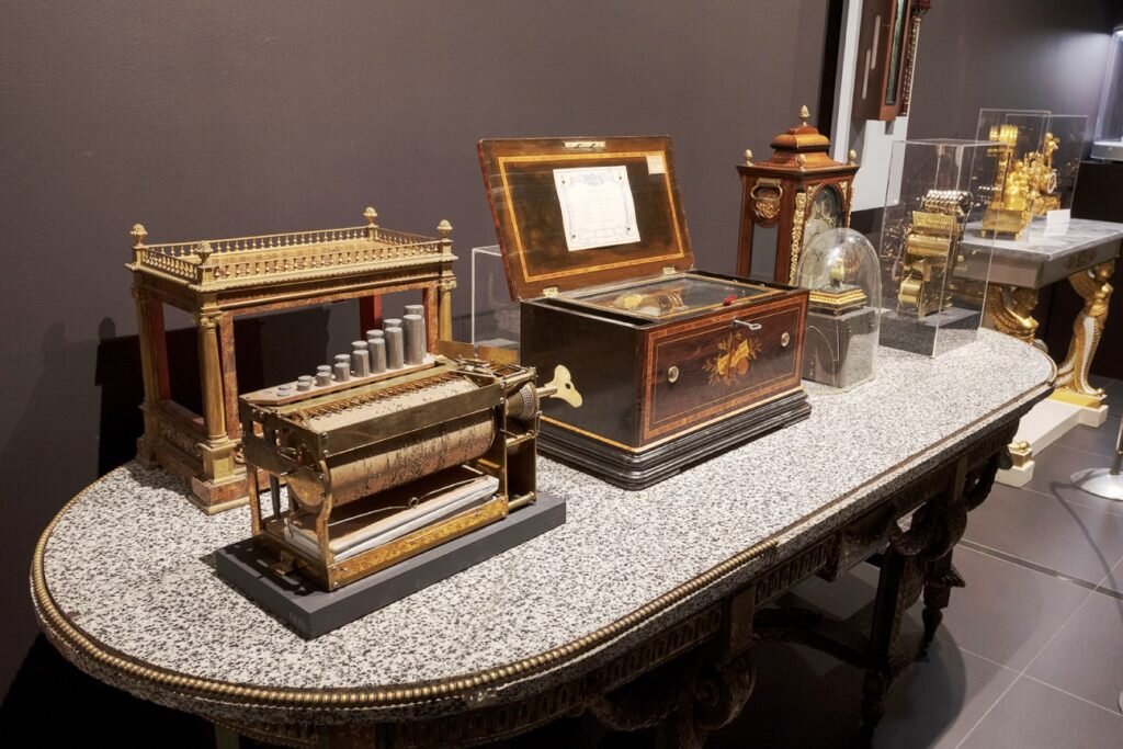 Кроме часов, на выставке можно увидеть различные музыкальные шкатулки и их механизмы