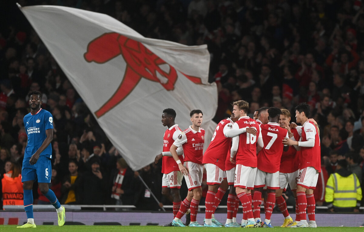    Полузащитник ПСВ Ибраим Сангаре и игроки "Арсенала"  EPA-EFE/Neil Hall