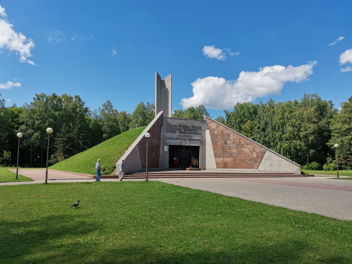 Экскурсии по России. СМОЛЕНСК. Реадовка - поместье старинного дворянского  рода, место скорби о погибших в годы ВОВ, зона отдыха горожан. | Экскурсии  по Смоленску | Дзен