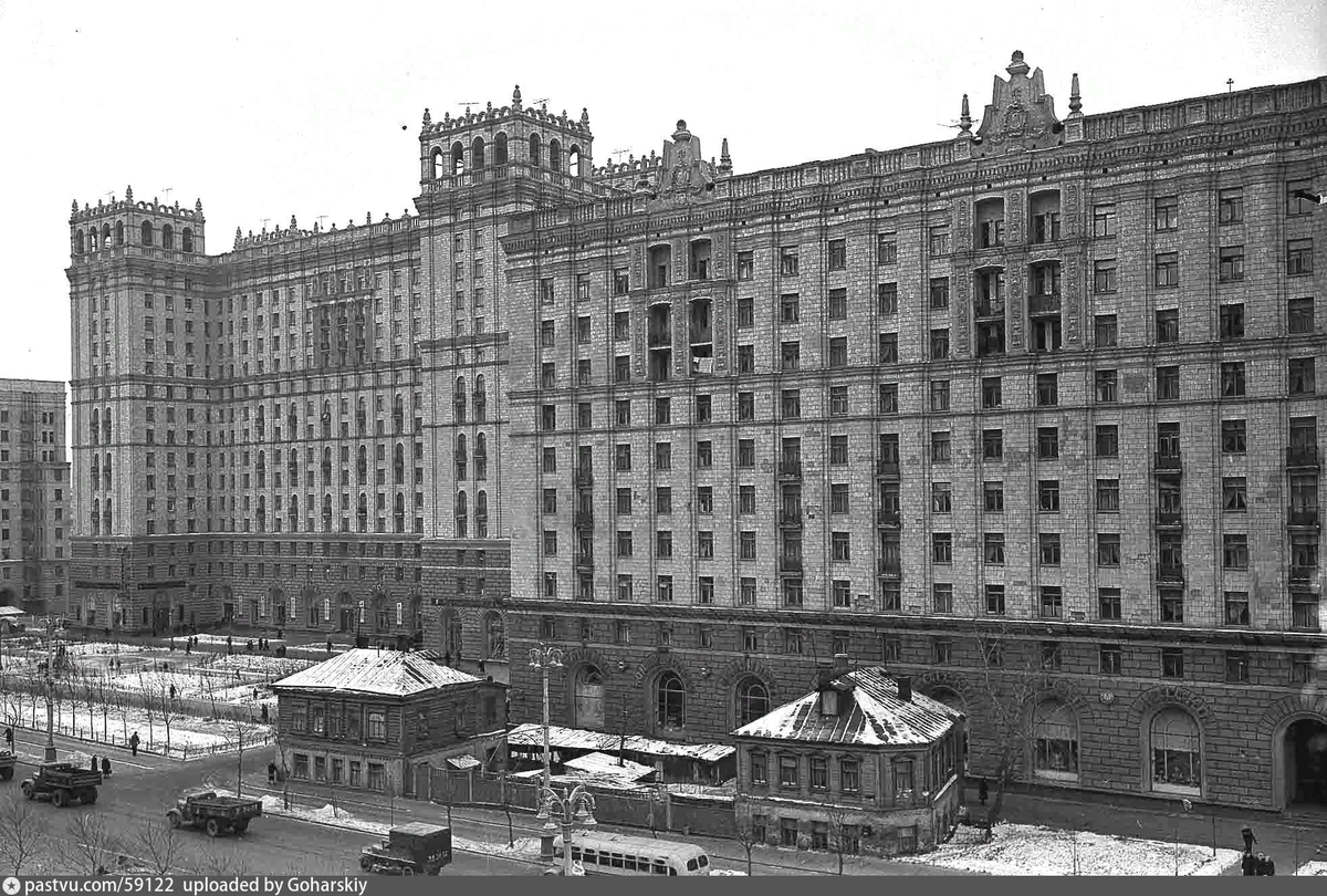 Дом только построен, еще не снесены старые дома села Алексеевское перед ним. 