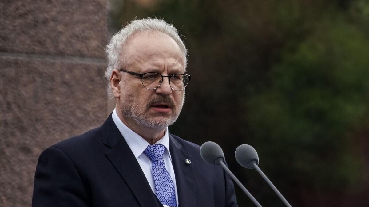    Президент Латвии Эгилс Левитс выступает перед жителями перед церемонией возложения цветов к памятнику Свободы в день своей инаугурации© Sputnik