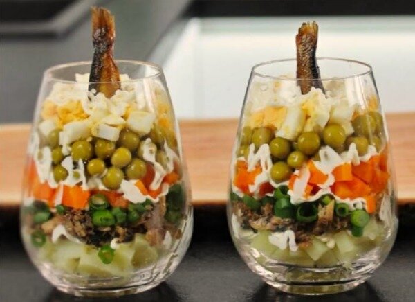 Пример подачи салата со шпротами в стаканах. Фото из интернета
