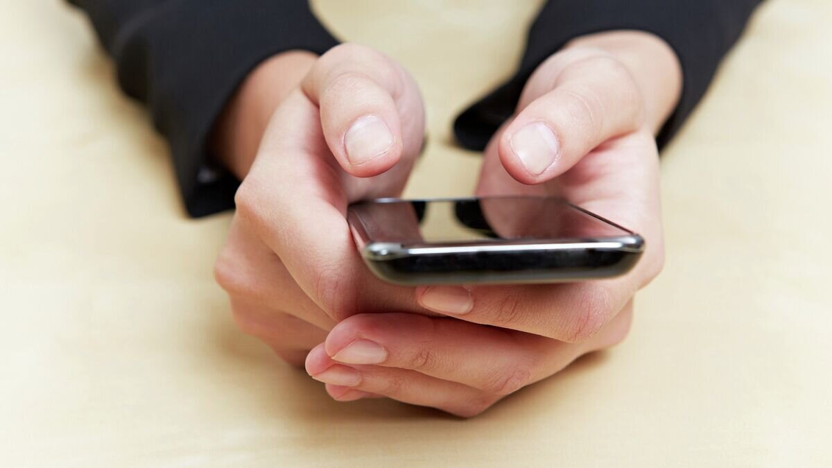    Телефон в руках© Fotolia / Robert Kneschke