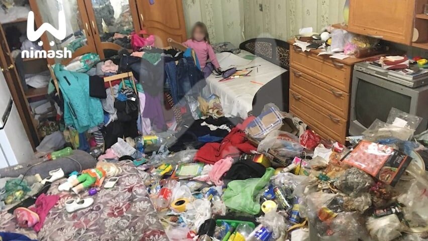    Квартира семьи завалена обертками, банками, фантиками, разбросанными вещами Анастасия Красушкина