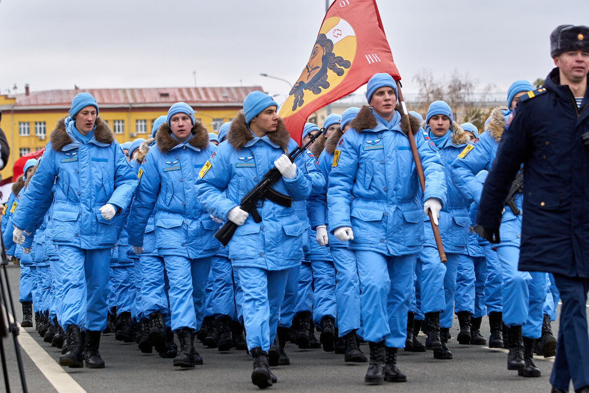 Парад памяти. Студенческий парад елок. Мальчики Юнармия на параде